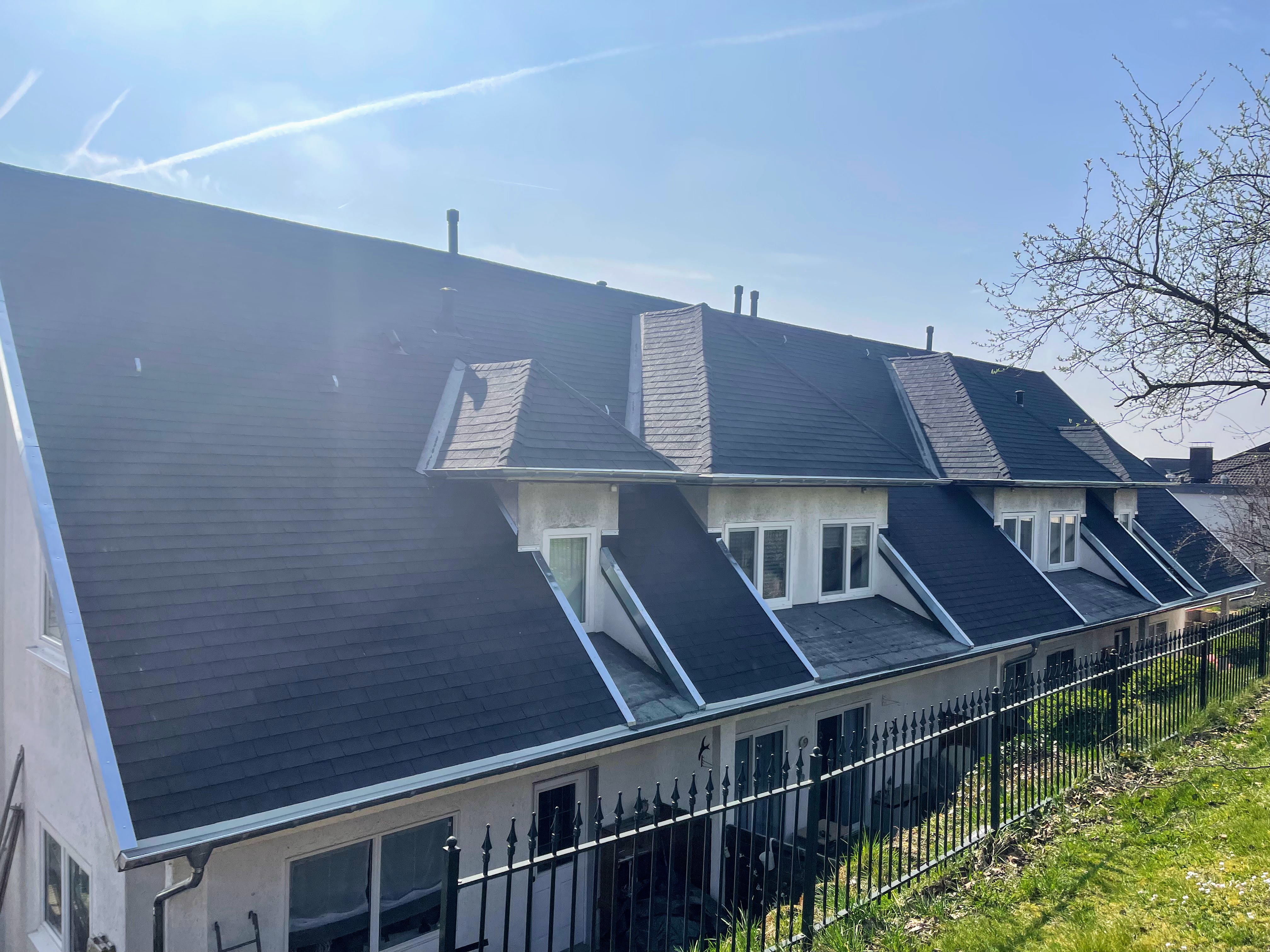 Mehrfamilienhaus – Dacheindeckung nachher