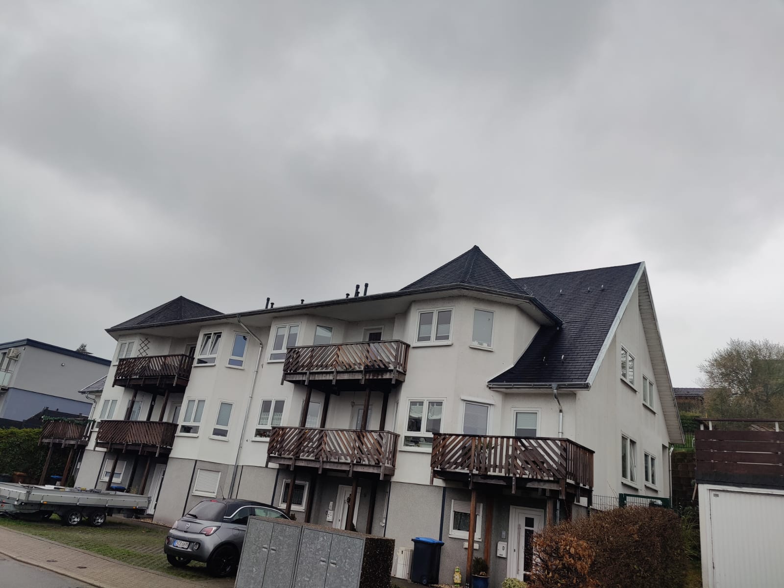 Mehrfamilienhaus – Dacheindeckung vorher